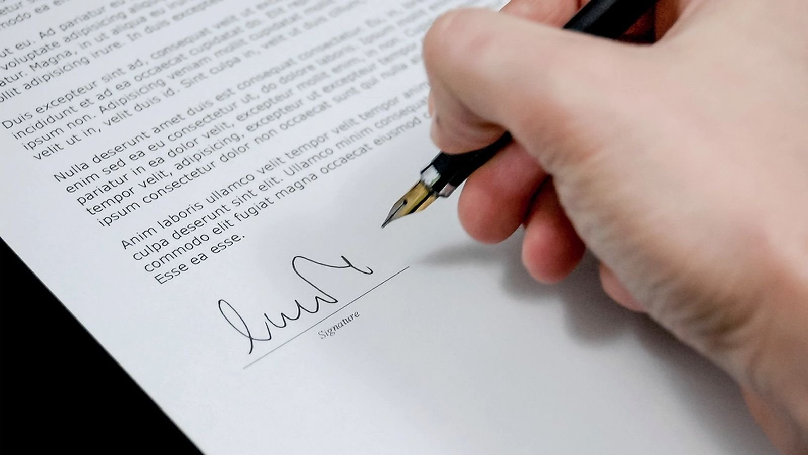 Main signant un contrat au stylo plume