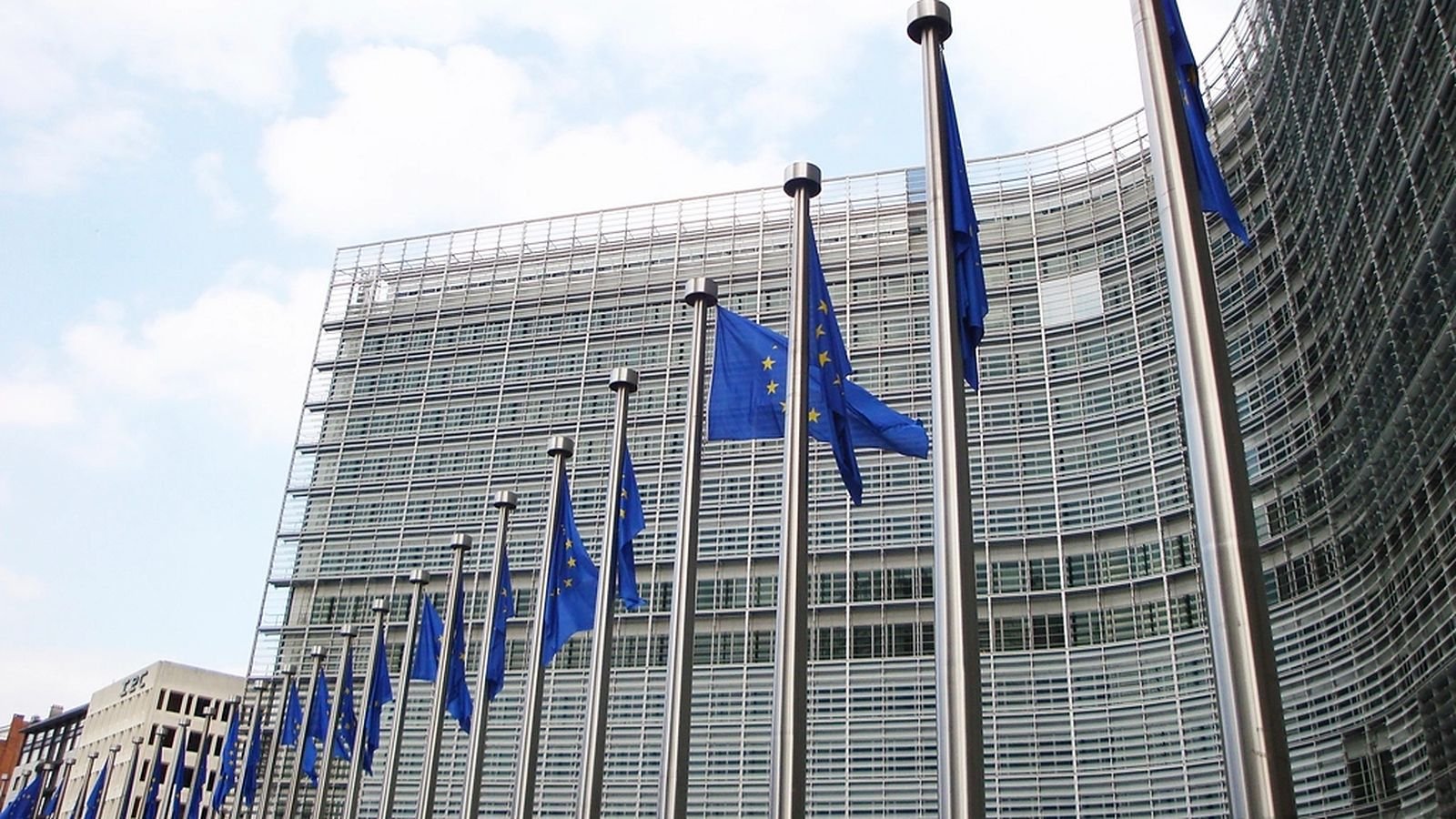 Drapeaux européens devant le bâtiment Berlaymont de la Commission européenne à Bruxelles